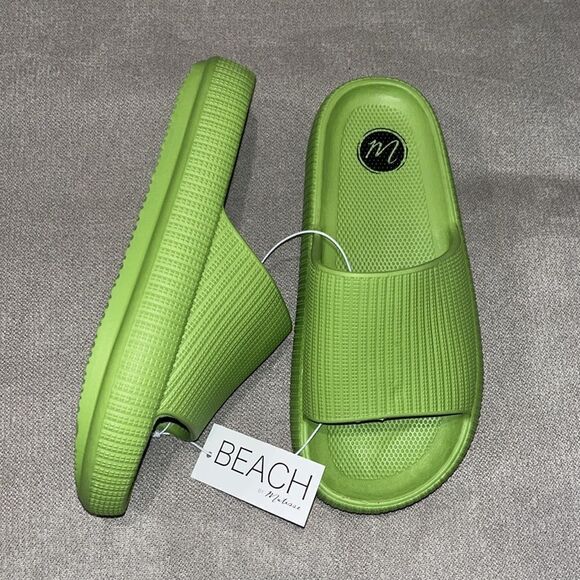 Nwt Matisse Beach “Kona” slides - Picture 1 of 3